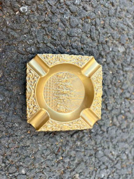 Легкая пепельница из металла на 4 сигары.