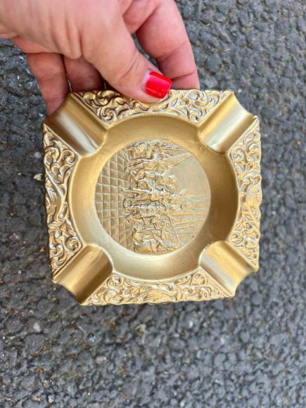 Легкая пепельница из металла на 4 сигары.