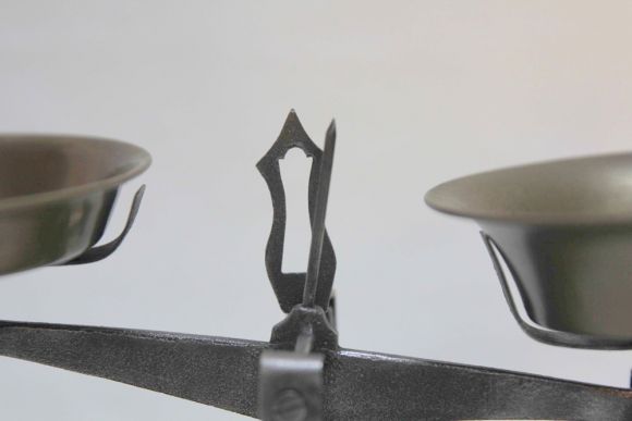 Старинные чугунные весы рассчитанные на 500 г. Англия начало 20 век. Force