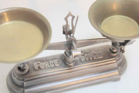 Старинные чугунные весы рассчитанные на 500 г. Англия начало 20 век. Force