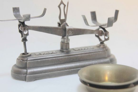 Старинные чугунные весы рассчитанные на 500 г. Англия начало 20 век. Force