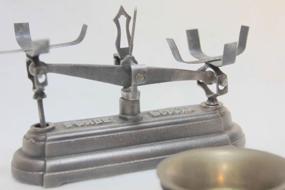 Старинные чугунные весы рассчитанные на 500 г. Англия начало 20 век. Force