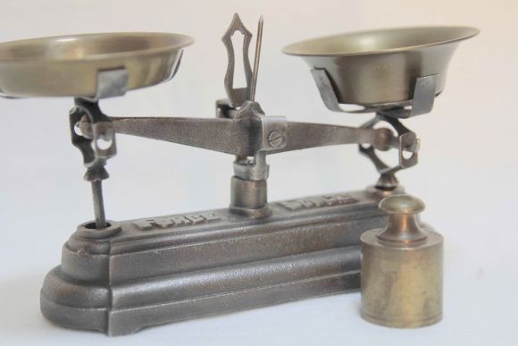 Старинные чугунные весы рассчитанные на 500 г. Англия начало 20 век. Force