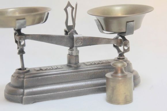 Старинные чугунные весы рассчитанные на 500 г. Англия начало 20 век. Force