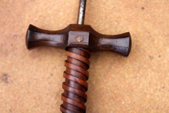 Деревянный штопор с резьбой. Ручная работа