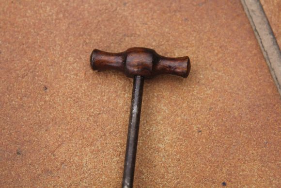Деревянный штопор с резьбой. Ручная работа