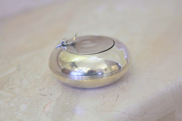 Латунная дамская пепельница с крышечкой