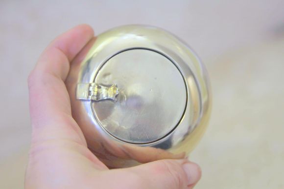 Латунная дамская пепельница с крышечкой