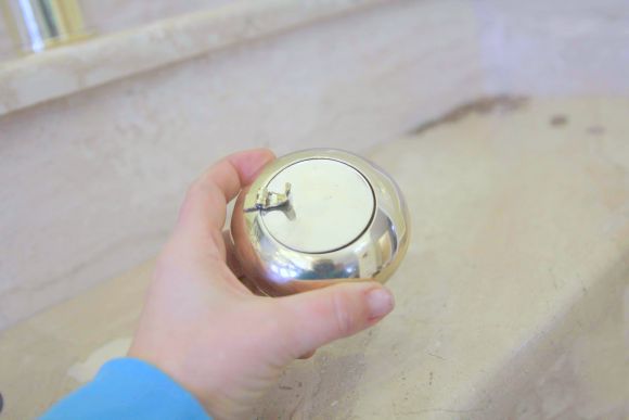 Латунная дамская пепельница с крышечкой