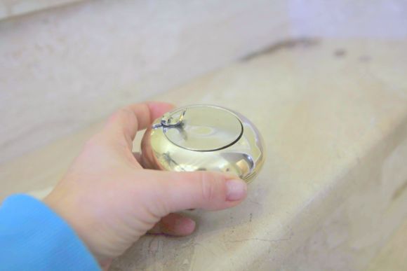 Латунная дамская пепельница с крышечкой