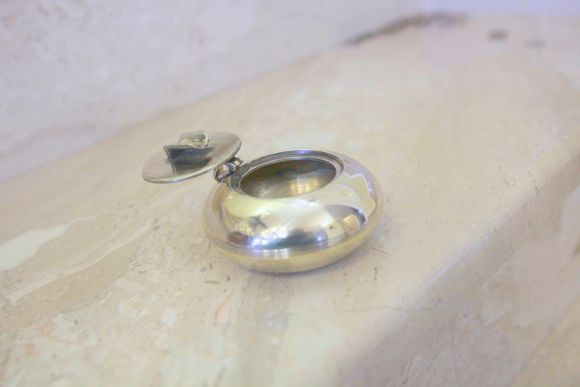 Латунная дамская пепельница с крышечкой