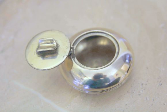 Латунная дамская пепельница с крышечкой