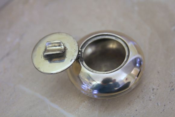 Латунная дамская пепельница с крышечкой