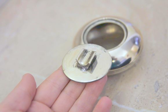 Латунная дамская пепельница с крышечкой