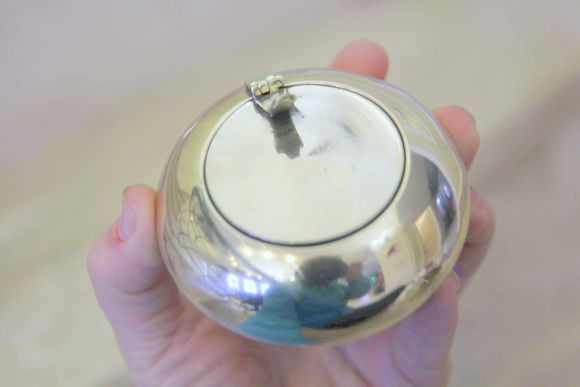 Латунная дамская пепельница с крышечкой