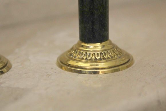 Пара изящных подсвечников из латуни и мрамора