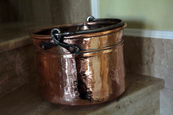 Старинное большое медное ведро