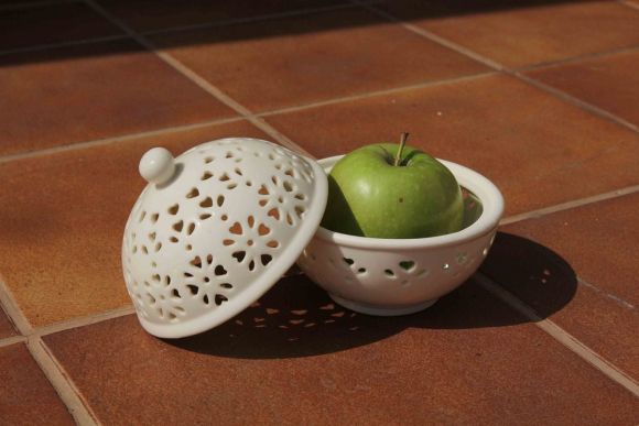 Миленькая антикварная шкатулочка из фарфора