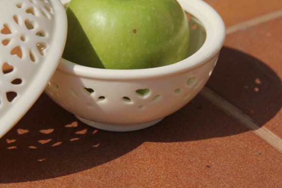 Миленькая антикварная шкатулочка из фарфора