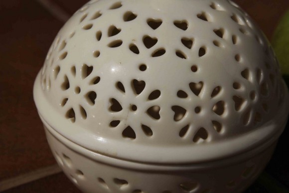 Миленькая антикварная шкатулочка из фарфора