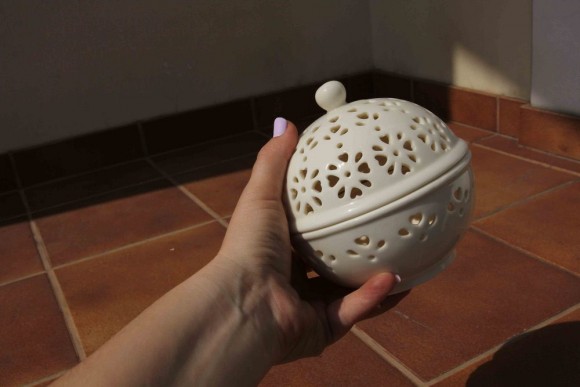 Миленькая антикварная шкатулочка из фарфора