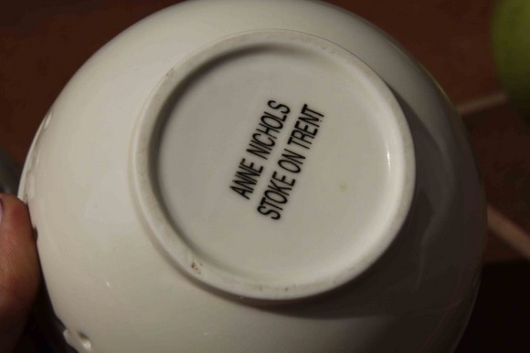 Миленькая антикварная шкатулочка из фарфора