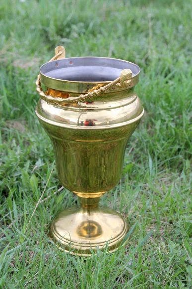 Старинное ведро для шампанского на небольшой ножке.