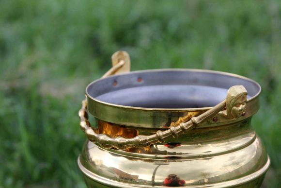 Старинное ведро для шампанского на небольшой ножке.