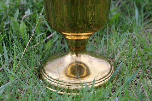 Старинное ведро для шампанского на небольшой ножке.