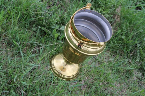 Старинное ведро для шампанского на небольшой ножке.