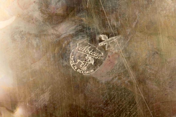 Старинное ведро для шампанского на небольшой ножке.