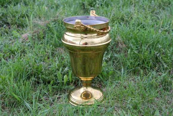 Старинное ведро для шампанского на небольшой ножке.