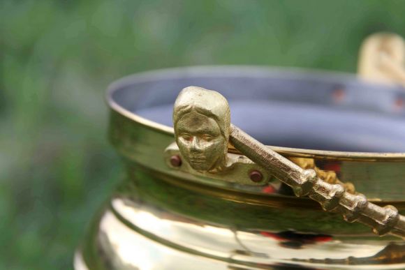 Старинное ведро для шампанского на небольшой ножке.