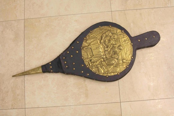 Настоящие старинные меха - для розжига огня в камине