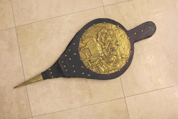 Настоящие старинные меха - для розжига огня в камине