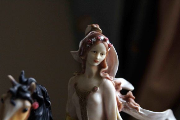 Винтажная статуэтка Armani девушка на коне