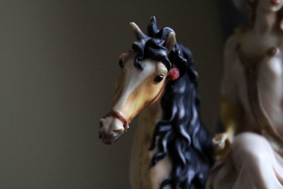 Винтажная статуэтка Armani девушка на коне