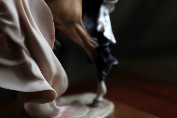 Винтажная статуэтка Armani девушка на коне