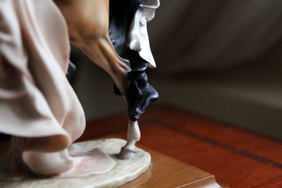 Винтажная статуэтка Armani девушка на коне