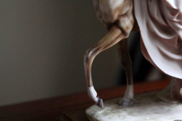 Винтажная статуэтка Armani девушка на коне