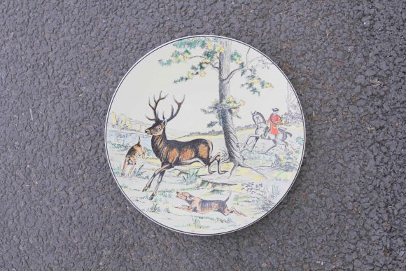 Номерное настенное украшение с охотничьим сюжетом.