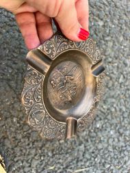 Небольшая пепельница с галантной сценой