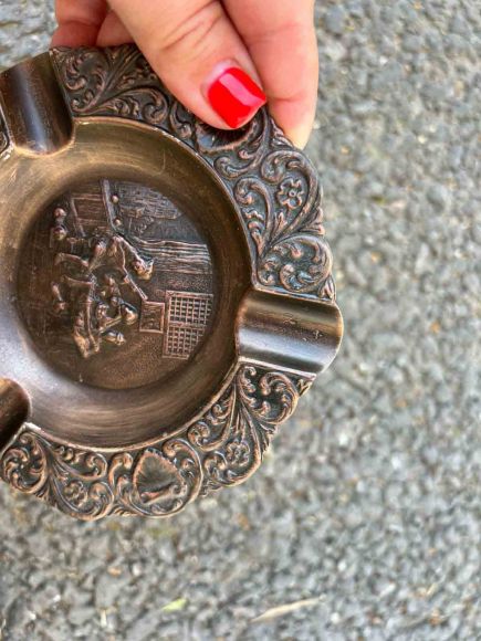 Небольшая пепельница с галантной сценой