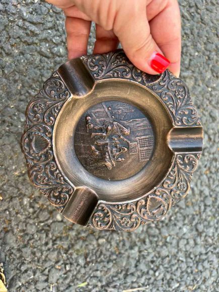 Небольшая пепельница с галантной сценой