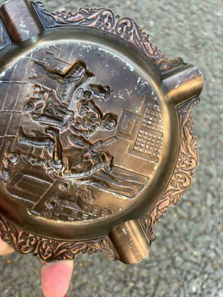 Небольшая пепельница с галантной сценой