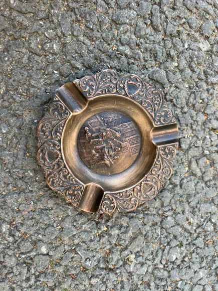 Небольшая пепельница с галантной сценой