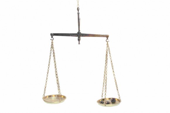 Латунные весы на цепях и чугунном основании. Конец 19 века