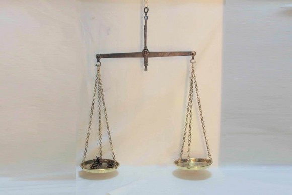 Латунные весы на цепях и чугунном основании. Конец 19 века