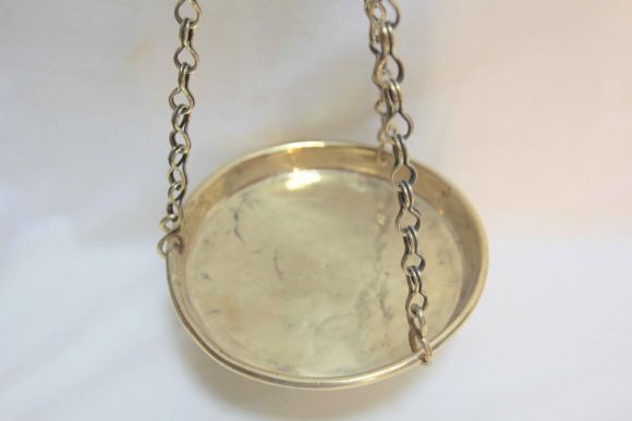 Латунные весы на цепях и чугунном основании. Конец 19 века