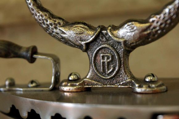 Старинный утюг с рыбками. Состояние идеальное. Европа. Начало 20 века